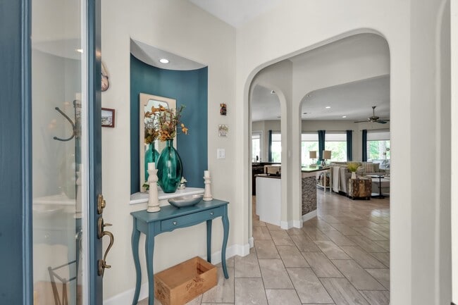 Photo - 204 W Pines Dr