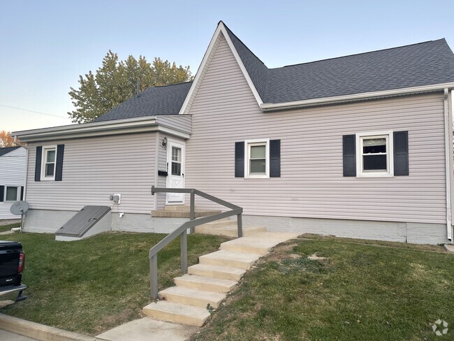 Building Photo - 736 W Charles St Unit 736 Rental