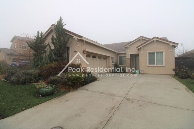 Building Photo - Very Nice 3bd/2ba With Bonus Room Elk Grove House with 2 Car Garage!