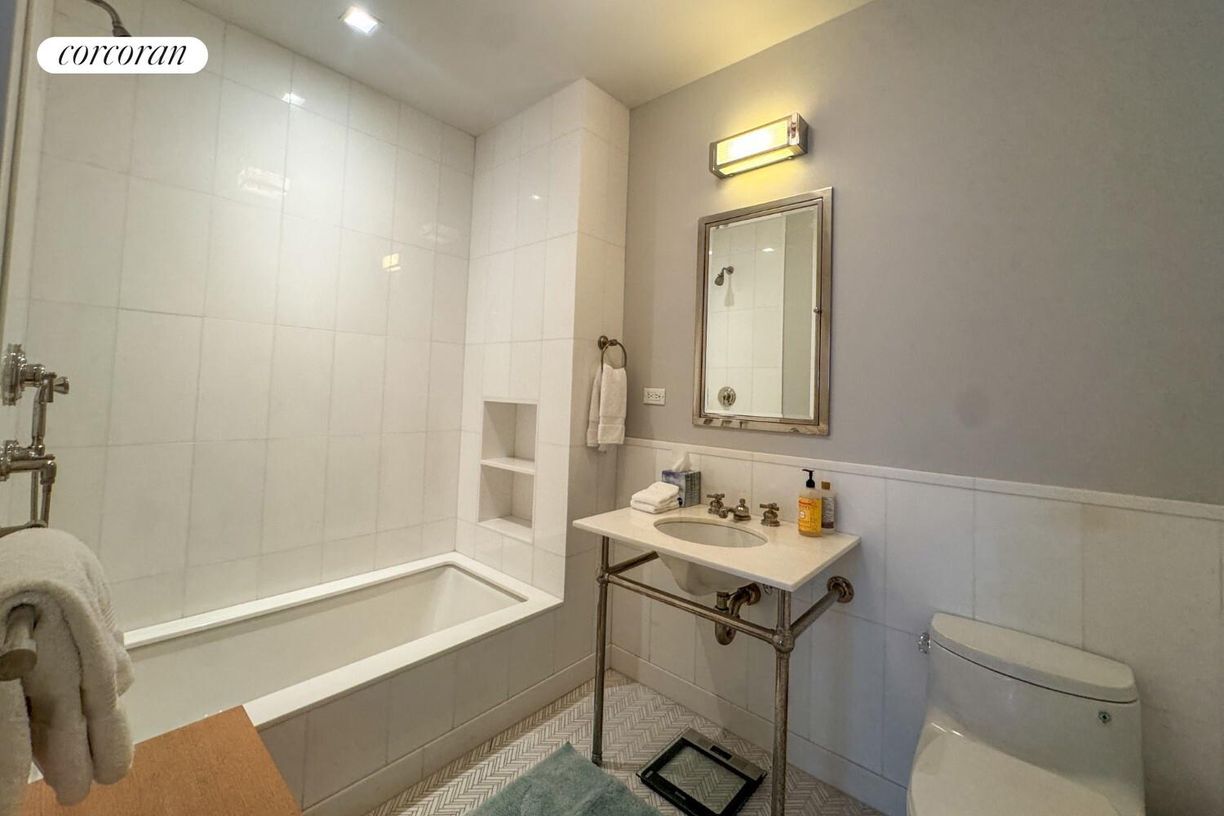 Photo - 40 E 72nd St