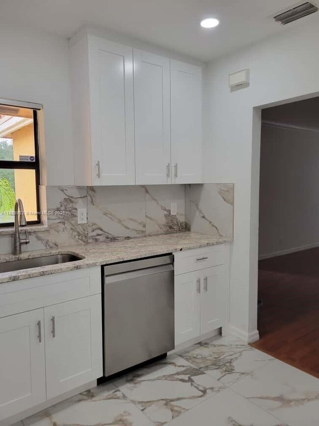 Building Photo - 3883 Coral Tree Cir Unit 3883