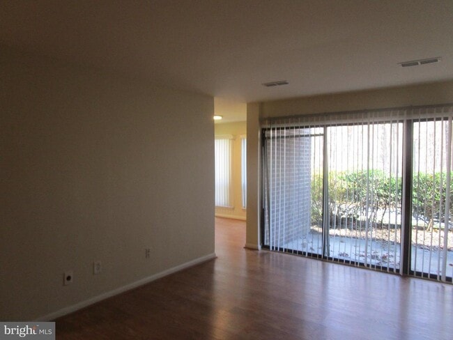 Building Photo - 11220 Chestnut Grove Square Unit 12