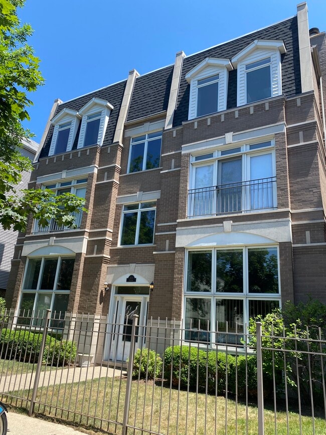 Front of building; 3S is the top right - 3111 N Seminary Ave Unit 3S