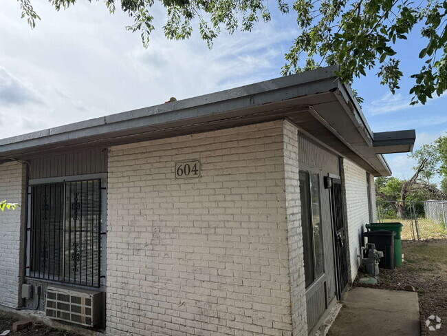 Building Photo - Affordable One Bed/One Bath in a Duplex Rental