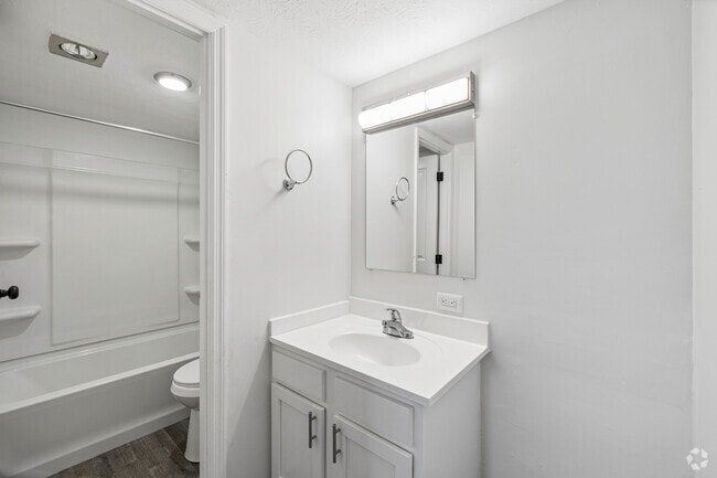 1BR, 1BA - 646SF - Primary Bathroom