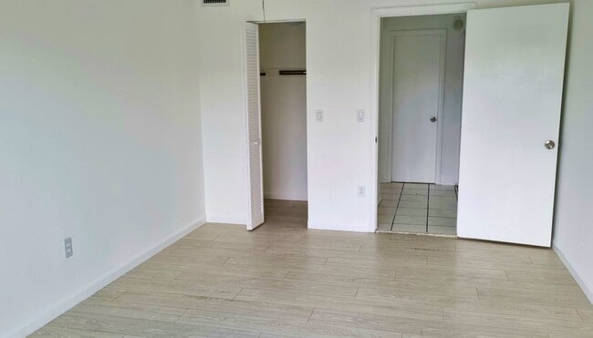 bedroom w/ walk-in closet - 7787 SW 86th St Unit E 311