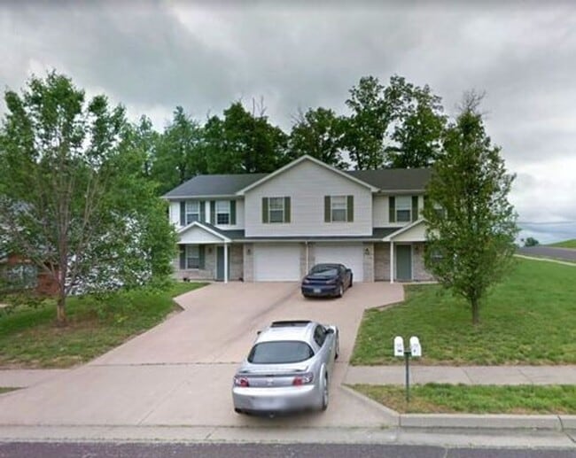 Building Photo - Spacious 4BR/2BA Duplex with 1 Car Garage & Washer/Dryer Included!