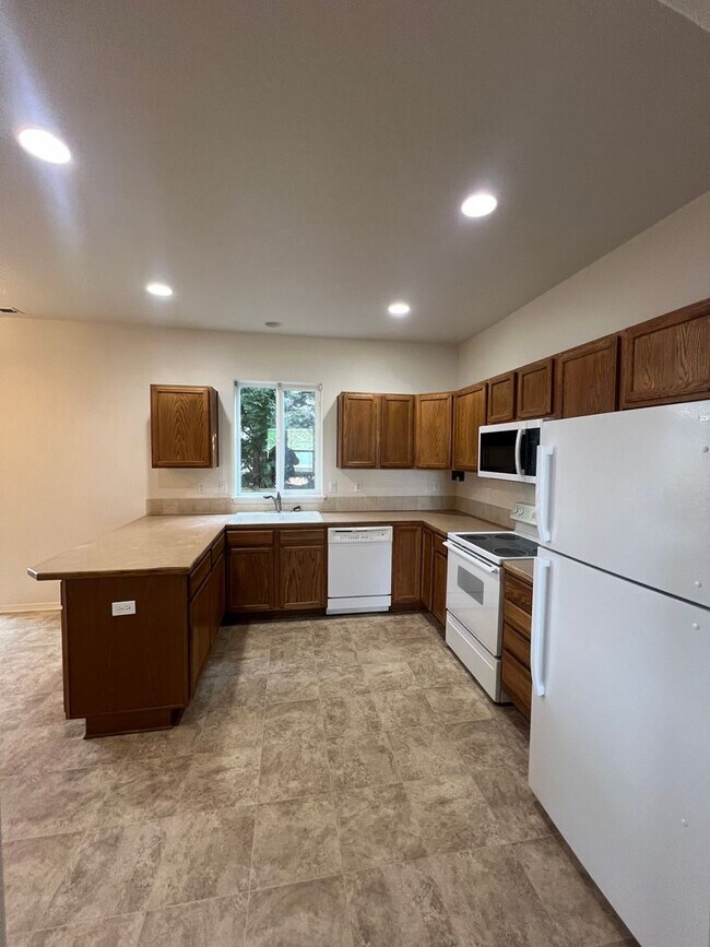 Photo - 3-bedroom 2-1/2 bathroom home in Eugene