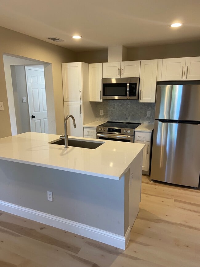 Photo - 5826 Sandhurst Ln