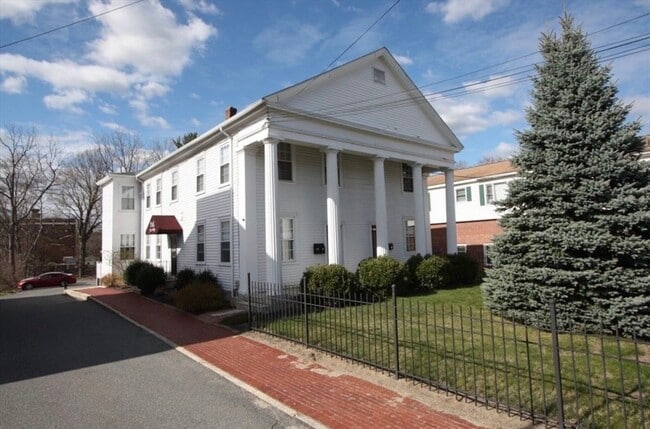 Building Photo - 122 Elm St Unit Apt D