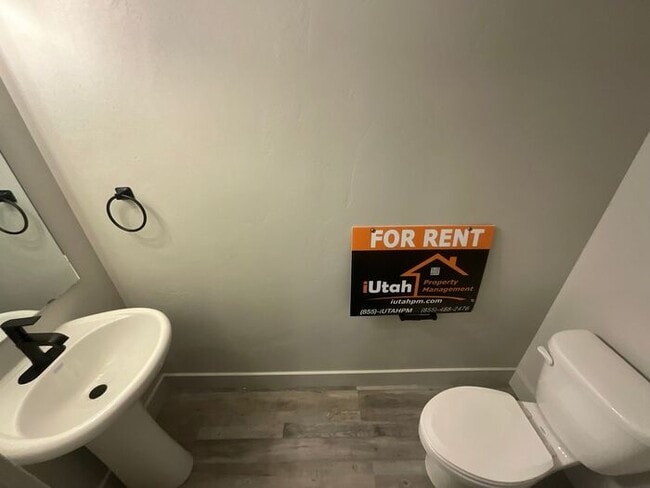 Photo - 5 bdrm 3 1/2 bth Home 2 Car Garage- Dog friendly