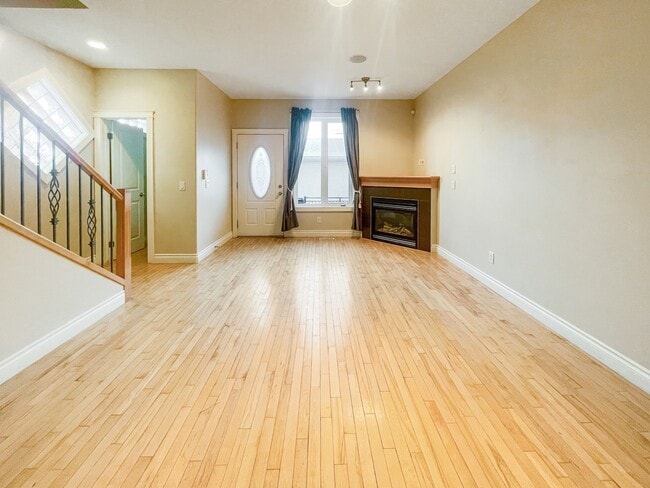 Photo - 720-756 Ave SW