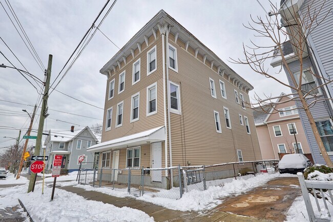 Building Photo - 168 Lloyd St Rental