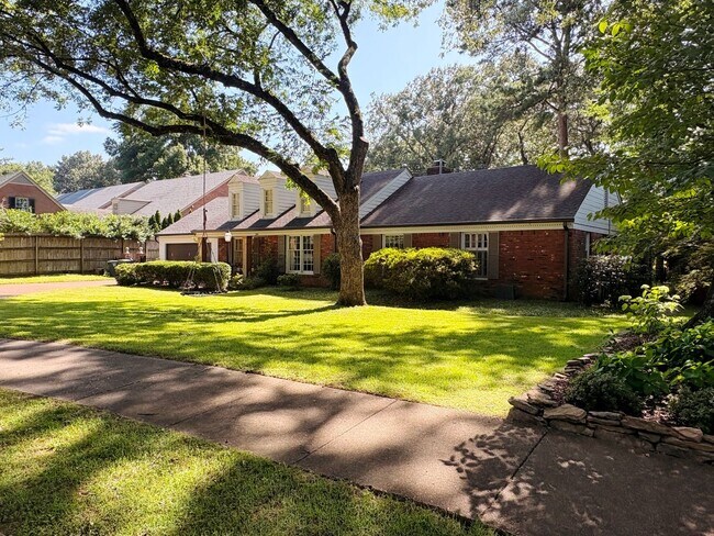 Photo - Renovated Home In The Heart Of East Memphis! Fully Fenced Backyard! No Carpet!