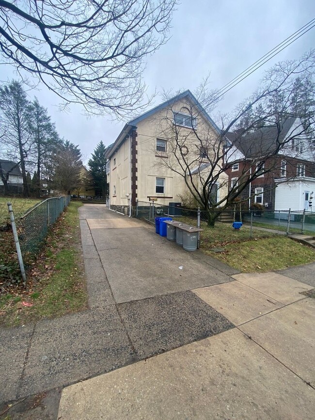 Building Photo - 233 S State Rd Unit 2nd Fl