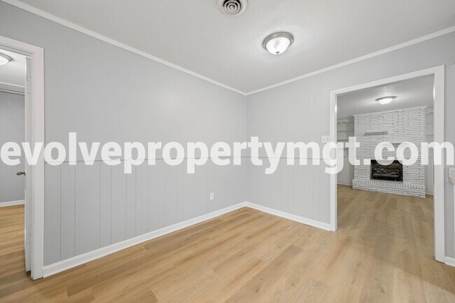 Photo - 995 Avon Rd