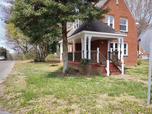 Photo - 2 bedroom 1.5 bath house available now!