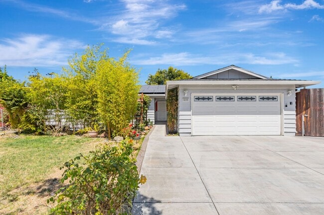 Building Photo - Spacious 4BR/2BA Home in Prime Irvington C...