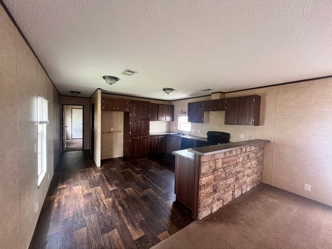 Building Photo - 3 Bedroom / 2 Bathroom Home – Utilities No...