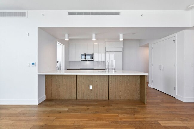 Photo - Stunning 3BD/3BA/2PRKG Residence at Azure ... Unit 3401
