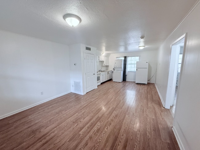 Photo - 629 Papworth Ave Unit Apt F