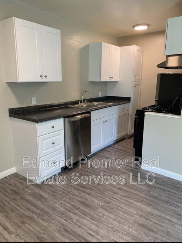 Photo - 207 E Hurd St