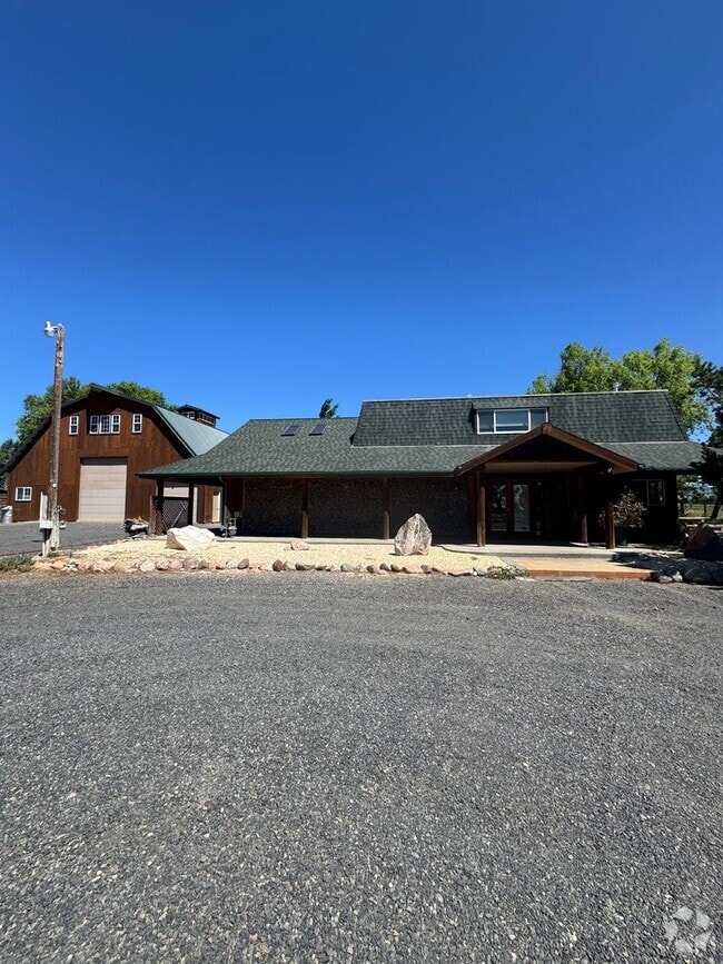 Building Photo - Idyllic 3bd, 2ba Retreat with Loft on 2+ A...
