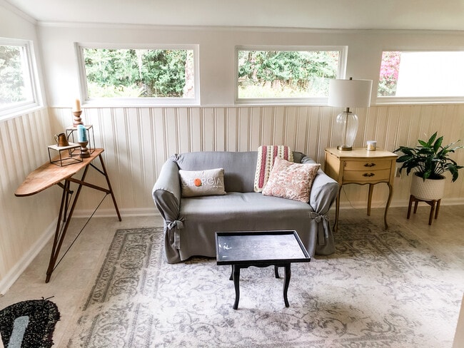 Photo - Adorable furnished 3 bed 1 bath