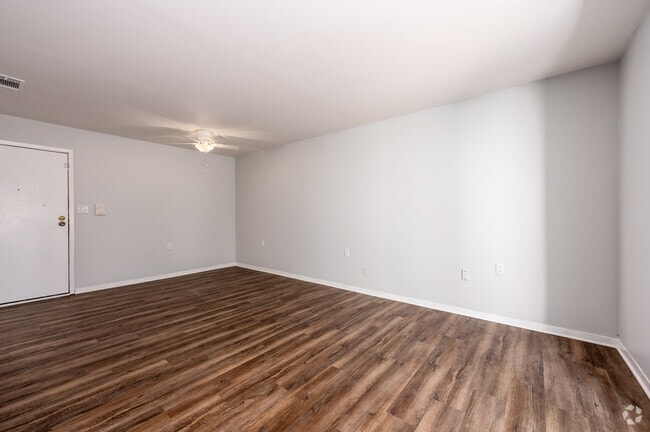 1BR, 1BA - 581SF - Living/Dining Room