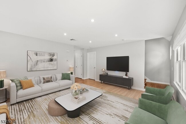 Building Photo - 40 N Middaugh St Rental