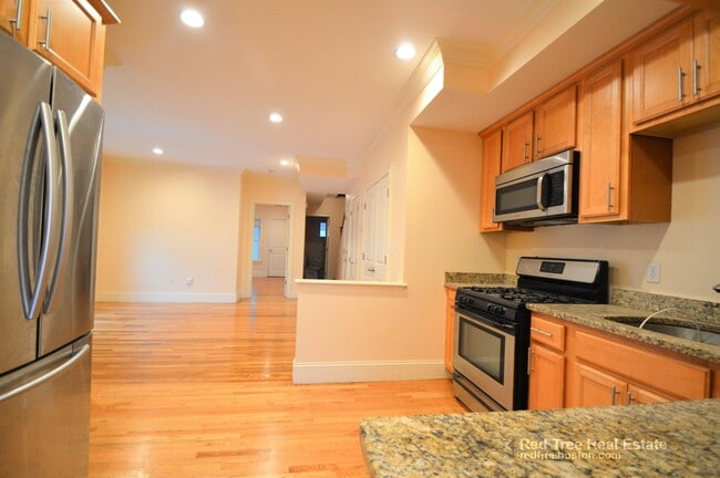 Building Photo - 25 Lothrop St Unit 1