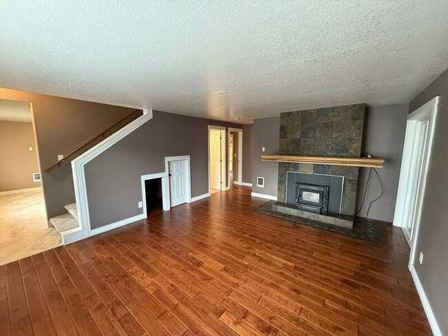 Photo - 1385 Emmons St NE