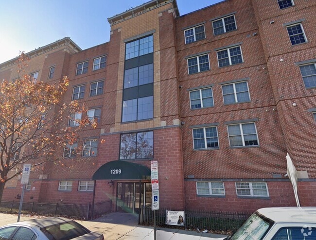 Building Photo - 1209 Summit Ave Unit Apt 409