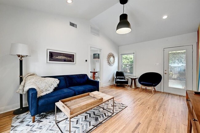 Photo - 2943 Higgins St