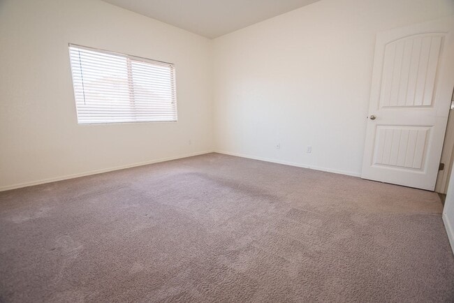 Photo - Great Open Floor Plan 3 Bedroom, 2 Bath, Central A/C in Holiday Subdivision!