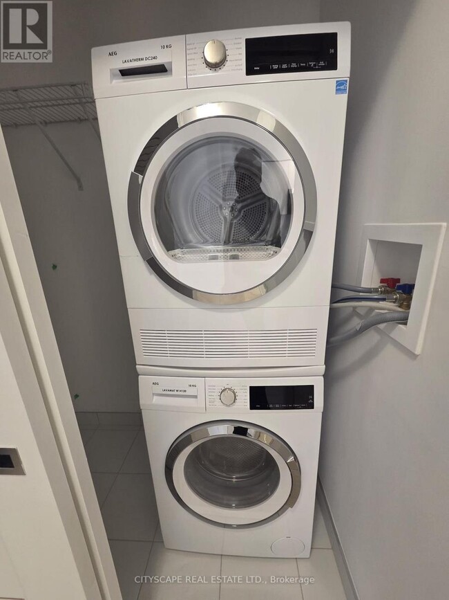 Photo - 75 James St S Unit 417