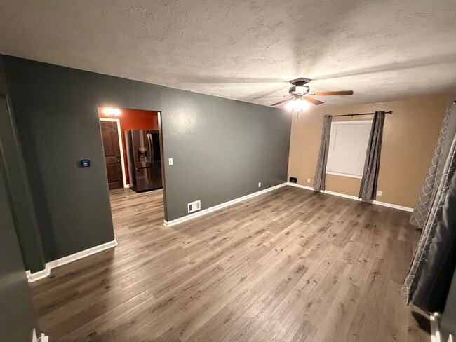 Photo - 933 E 13th St