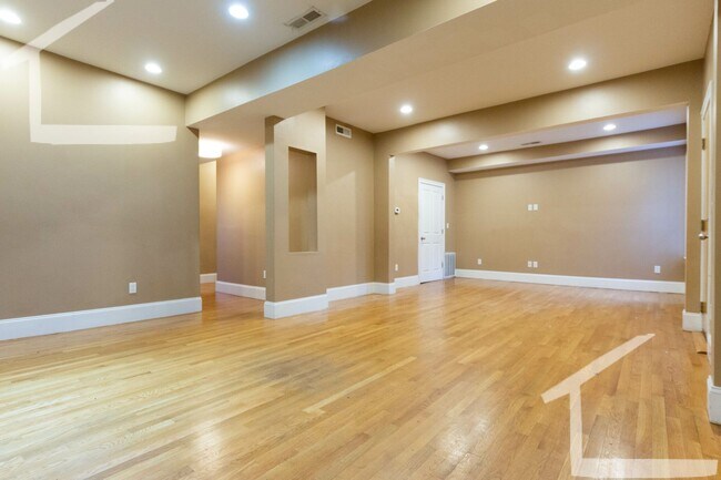 Building Photo - 1590 Beacon St