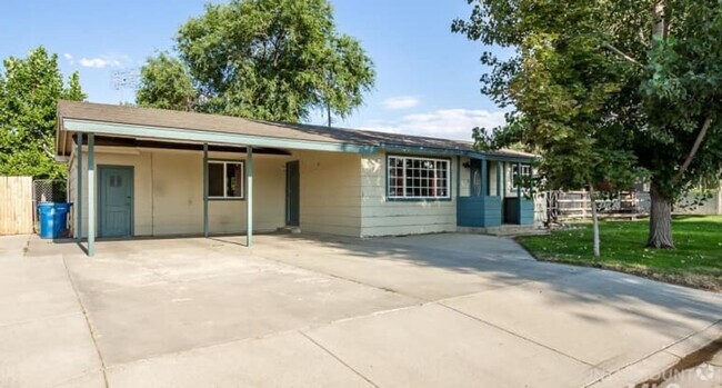 Building Photo - This 3 bedroom, 2 bath, home has lots of c...