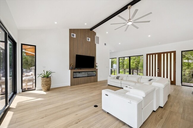Photo - 407 Brook Hollow Dr