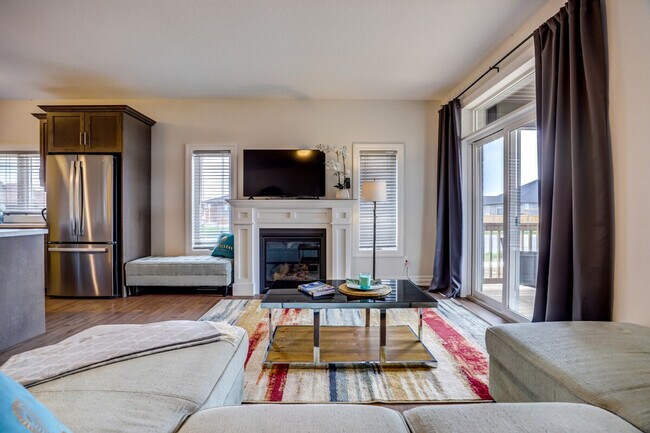 Building Photo - 382 McLean Cres Unit ID1345974P