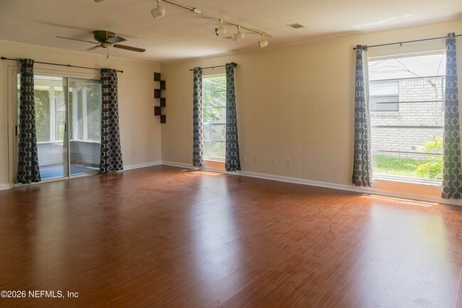 Photo - 5039 Winchester Dr S