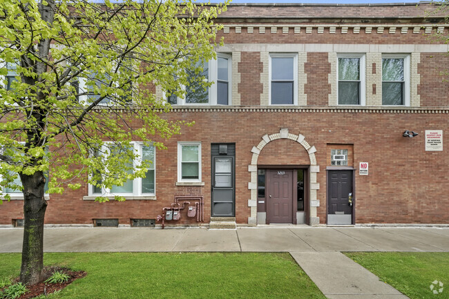 Building Photo - 3556 W Belmont Ave Rental