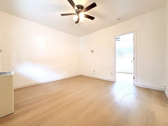 Photo - 727 E 81st St