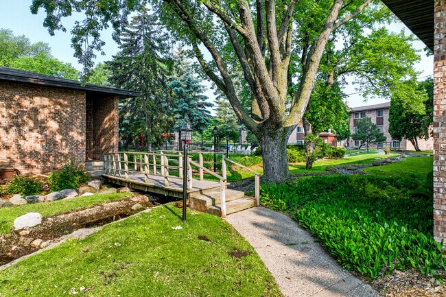 Courtyard - Woodlake Park