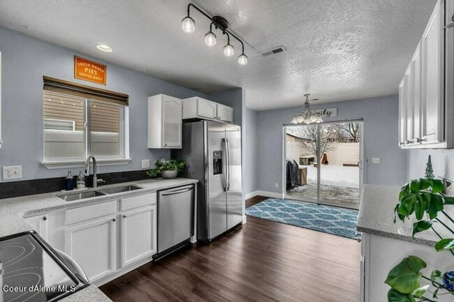 Photo - 3-Bedroom Home in The Landings – Fully Fenced Yard & 2-Car Garage