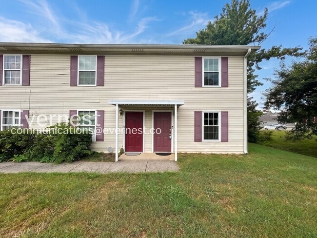 Building Photo - 2-Bed/1.5-Bath Town Home/Available Now!