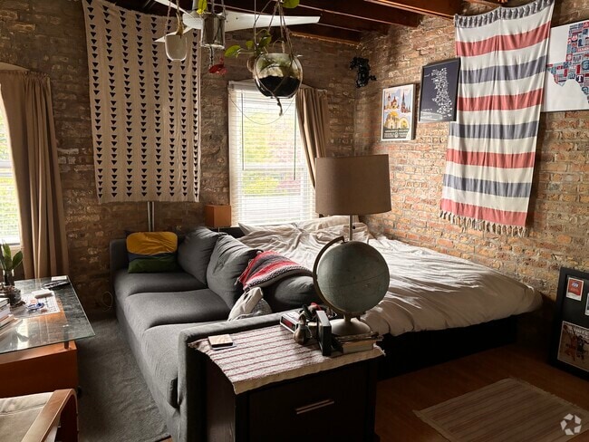 Building Photo - 2204 W Iowa St Unit COACH HOUSE