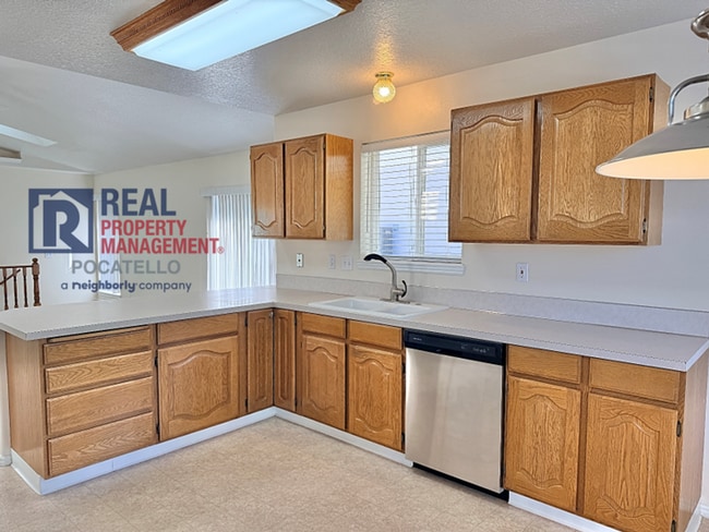 Photo - 4 bedroom 3 bathroom - 2 car garage -This ...