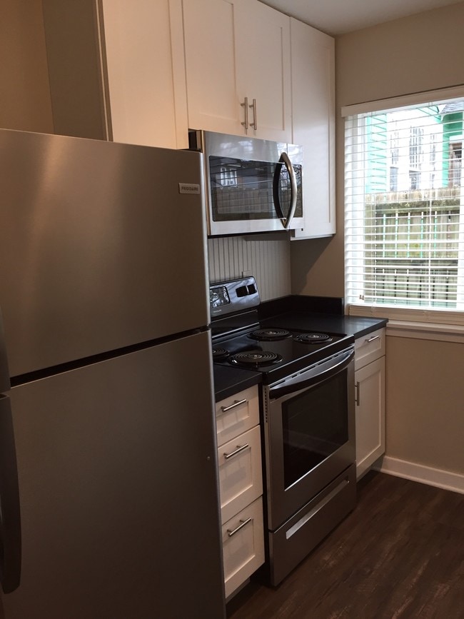 Kitchen - 302 S 11th St Unit 3